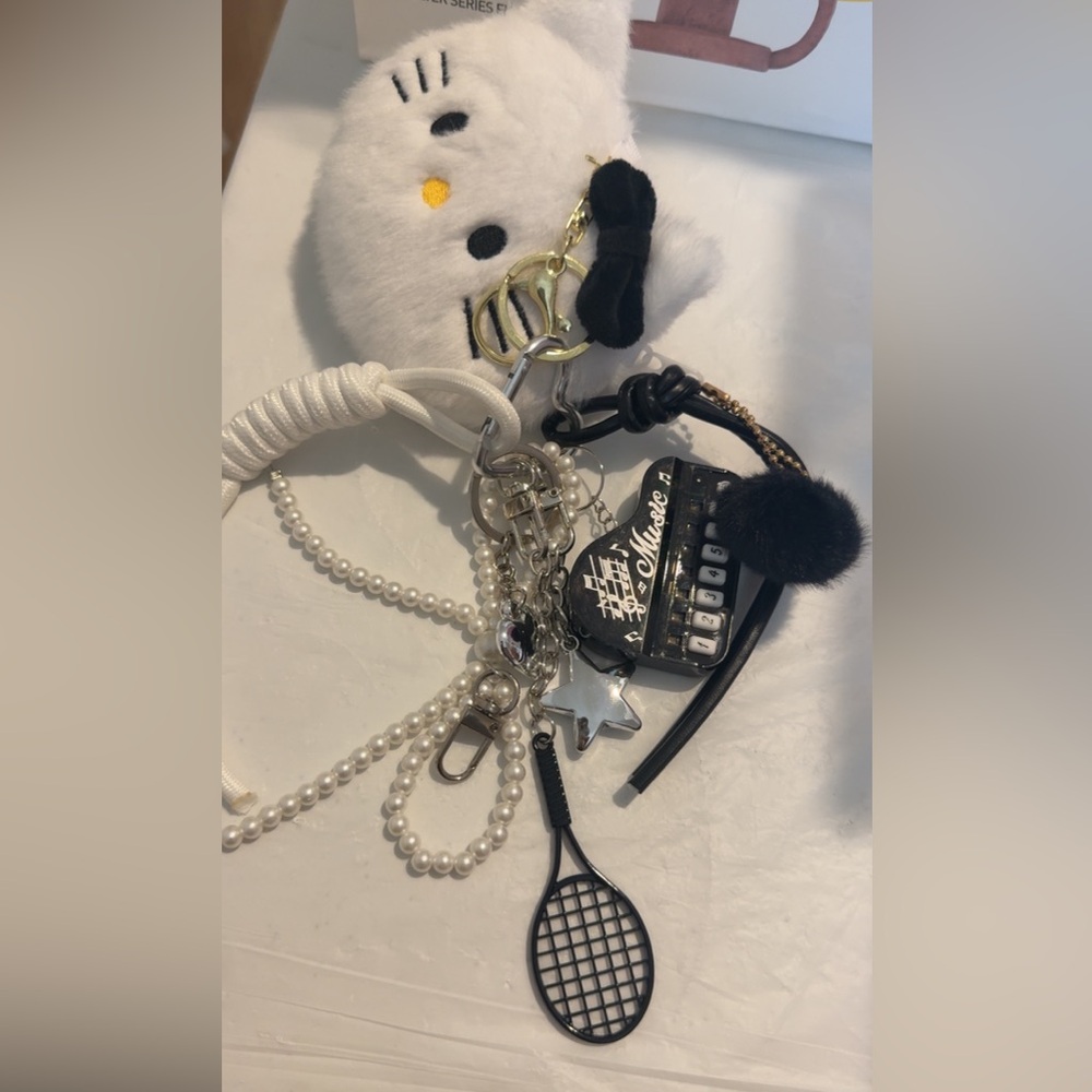 Fun Keychains with Many Amazing Accessories - Picture 5 of 16